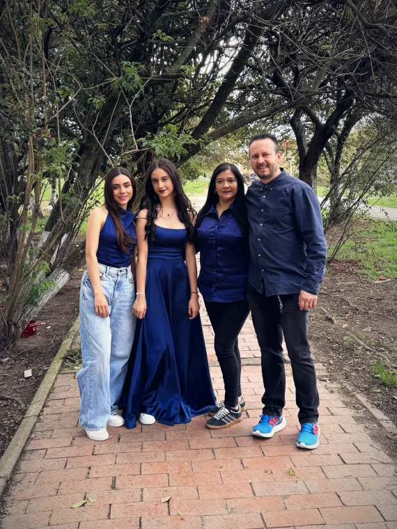 Paula con su mamá, su papá y su hermana en el parque