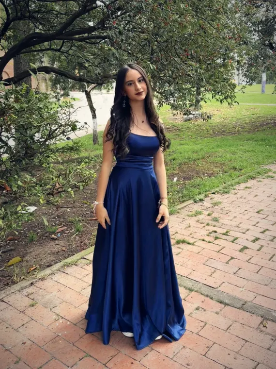 Paula de cuerpo entero sobre un camino de ladrillo
